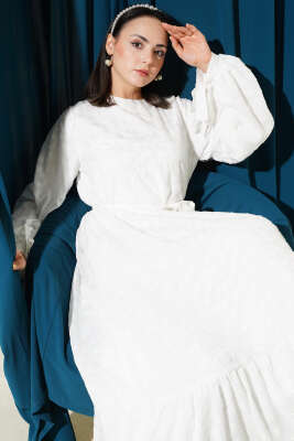 Sim Puantiyeli Volanlı Kuşaklı Elbise Beyaz - Tesettür Elbise