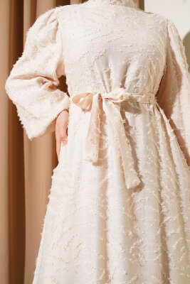 Sim Sakallı Balon Kol Kuşaklı Elbise Bej - Tesettür Elbise