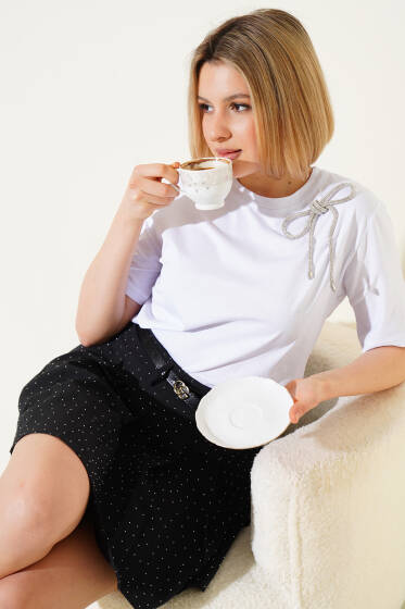 Simli Omuz Fiyonklu T-shirt Beyaz - Kadın Giyim Modelleri