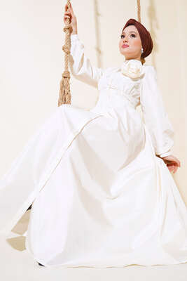 Tafta Gül Aksesuarlı Elbise Ekru 