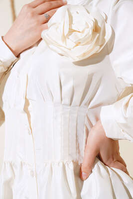 Tafta Gül Aksesuarlı Elbise Ekru - Tesettür Elbise