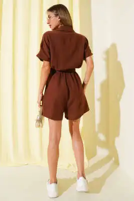 Tahta Düğmeli Kuşaklı Mini Tulum Kahve - Kadın Giyim Modelleri