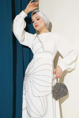 Taş Çiçek Süslümeli Abiye Elbise Beyaz - Tesettür Elbise