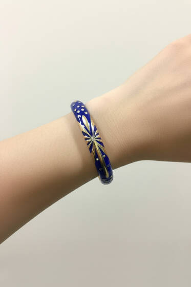 Taş Detaylı Kabartma Desen Kelepçe Bilezik Saks - Bileklik