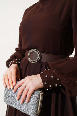 Taş Detaylı Kemerli Şifon Elbise Acı Kahve - Tesettür Elbise