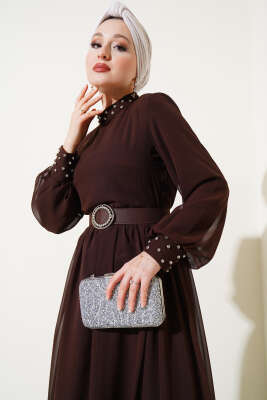 Taş Detaylı Kemerli Şifon Elbise Acı Kahve - Tesettür Elbise