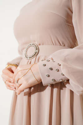 Taş Detaylı Kemerli Şifon Elbise Bej - Tesettür Elbise