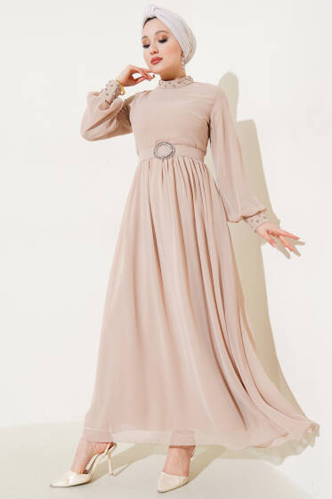 Taş Detaylı Kemerli Şifon Elbise Bej - Tesettür Elbise