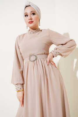 Taş Detaylı Kemerli Şifon Elbise Bej - Tesettür Elbise