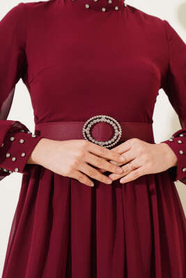 Taş Detaylı Kemerli Şifon Elbise Bordo - Tesettür Elbise