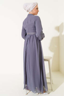 Taş Detaylı Kemerli Şifon Elbise Kayrak Grisi - Tesettür Elbise