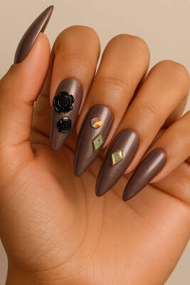 Taş Detaylı Takma Tırnak Kahve 