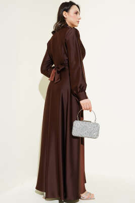Taş Kuşaklı Kruvaze Yaka Saten Elbise Kahve - Tesettür Elbise