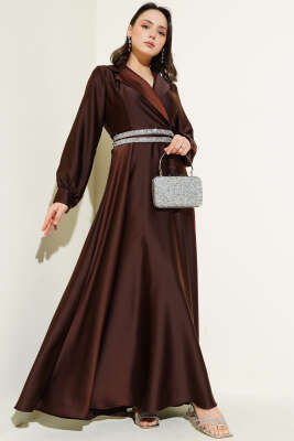 Taş Kuşaklı Kruvaze Yaka Saten Elbise Kahve 