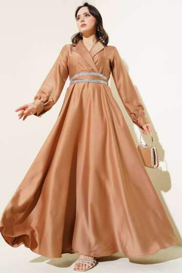 Taş Kuşaklı Kruvaze Yaka Saten Elbise Latte - Elbise