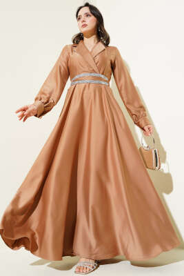 Taş Kuşaklı Kruvaze Yaka Saten Elbise Latte 