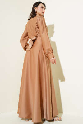 Taş Kuşaklı Kruvaze Yaka Saten Elbise Latte - Tesettür Elbise