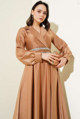 Taş Kuşaklı Kruvaze Yaka Saten Elbise Latte - Tesettür Elbise