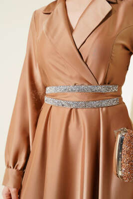 Taş Kuşaklı Kruvaze Yaka Saten Elbise Latte - Tesettür Elbise
