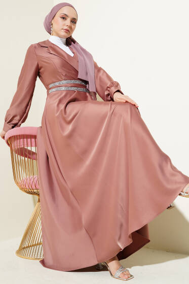 Taş Kuşaklı Kruvaze Yaka Saten Elbise Pudra - Elbise