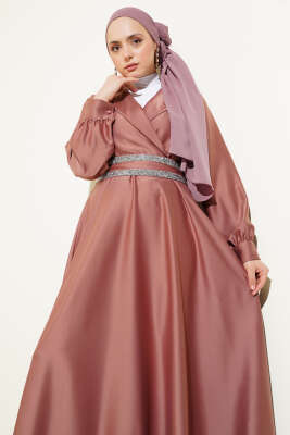 Taş Kuşaklı Kruvaze Yaka Saten Elbise Pudra - Tesettür Elbise