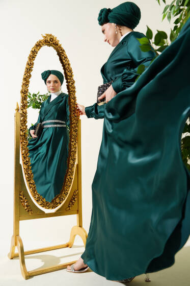 Taş Kuşaklı Kruvaze Yaka Saten Elbise Zümrüt - Elbise