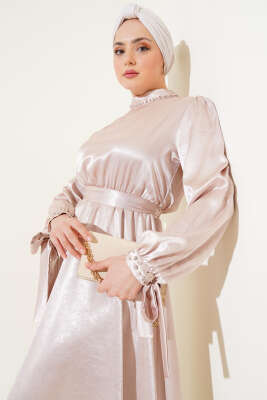 Taş Süslemeli Kuşaklı Jakar Elbise Bej - Tesettür Elbise
