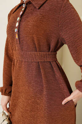 Taşlı Çıtçıt Düğmeli Kuşaklı Elbise Kahve - Tesettür Elbise