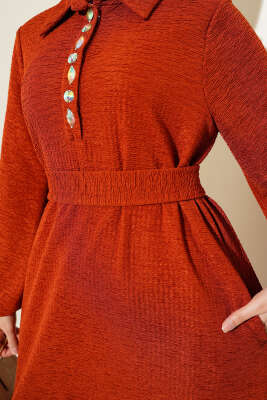 Taşlı Çıtçıt Düğmeli Kuşaklı Elbise Kiremit - Tesettür Elbise