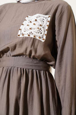 Taşlı Dantel Cepli Bel Lastikli Elbise Vizon - Tesettür Elbise