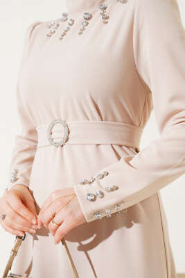 Taşlı Kemer Tokalı Elbise Bej - Tesettür Elbise