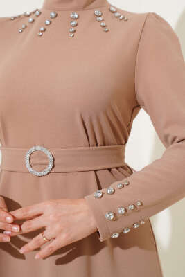 Taşlı Kemer Tokalı Elbise Camel - Tesettür Elbise