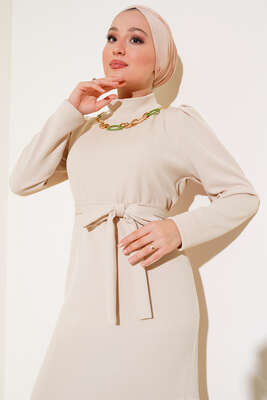 Taşlı Kolye Detaylı Kuşaklı Elbise Bej - Thumbnail