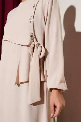 Taşlı Kuş Gözü Detaylı Bağlamalı Elbise Bej - Tesettür Elbise