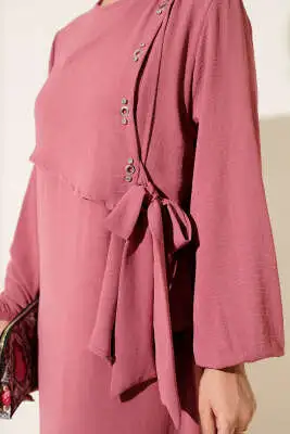 Taşlı Kuş Gözü Detaylı Bağlamalı Elbise Gül Kurusu - Tesettür Elbise