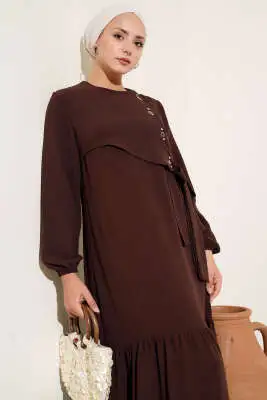 Taşlı Kuş Gözü Detaylı Bağlamalı Elbise Kahve - Tesettür Elbise