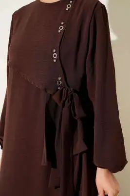 Taşlı Kuş Gözü Detaylı Bağlamalı Elbise Kahve - Tesettür Elbise