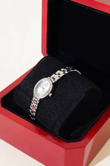 Taşlı Oval Çerçeveli Kadın Kol Saati Gümüş - Saat