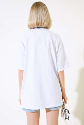 Tavus Kuşu Nakışlı T-shirt Beyaz - Kadın Giyim Modelleri