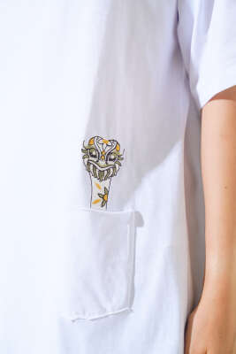 Tavus Kuşu Nakışlı T-shirt Beyaz - Kadın Giyim Modelleri