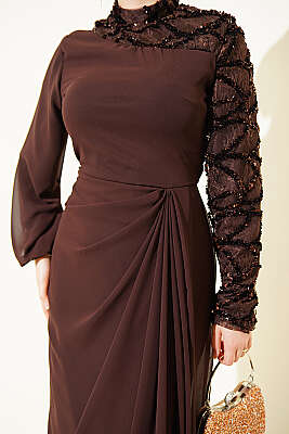 Tek Kol Pul Payet Detaylı Abiye Elbise Kahve - Elbise