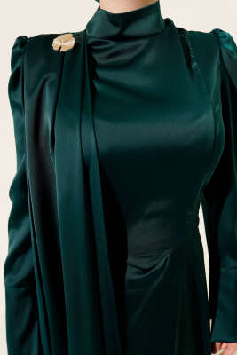 Tek Omuz Pelerinli Saten Abiye Zümrüt - Elbise