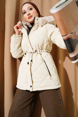 Tünelli Kapüşonlu Kısa Kapitone Mont Taş - MUSTİ