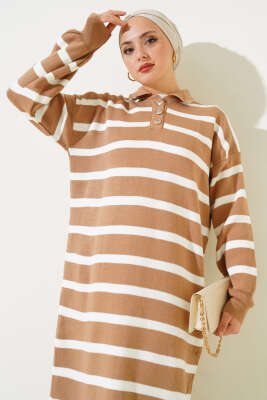 Üç Düğmeli Çizgili Triko Elbise Büsküvi - Tesettür Elbise