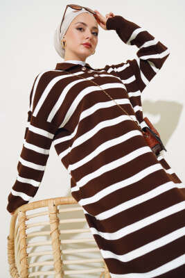 Üç Düğmeli Çizgili Triko Elbise Kahve - Tesettür Elbise