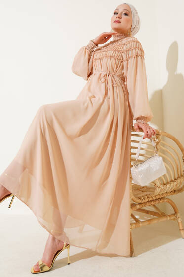 Üstü Lastik Büzgülü Şifon Elbise Bej - Elbise