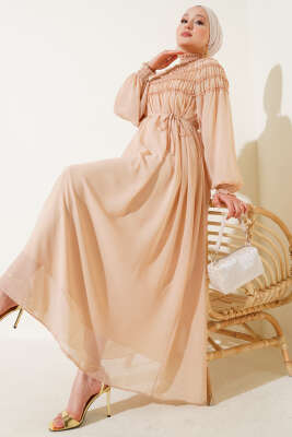 Üstü Lastik Büzgülü Şifon Elbise Bej 