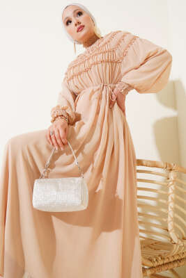 Üstü Lastik Büzgülü Şifon Elbise Bej - Tesettür Elbise