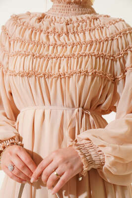 Üstü Lastik Büzgülü Şifon Elbise Bej - Tesettür Elbise