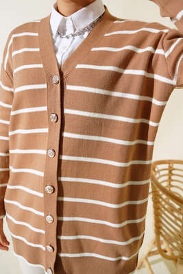 Uzun Düğmeli Çizgili Triko Hırka Latte - Triko Hırka